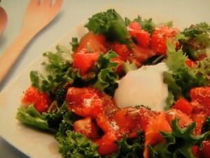 ちぎり野菜とスモークサーモンの サラダ トマトハニードレッシング