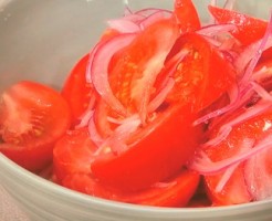 トマトと紫玉ねぎのサラダ