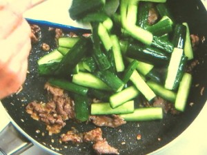 きゅうりと牛肉の韓国風炒め
