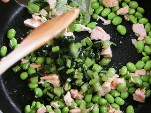 枝豆とツナ、野沢菜炒め