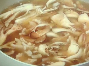 豚肉ときのこの酸辣湯風スープ