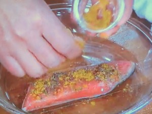 鮭のカレーハーブ焼き