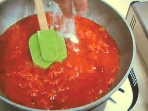 トマト缶ひとつで！煮込みパスタ