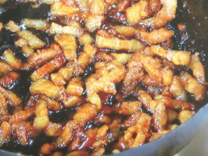 豆腐入り焼餅の豚肉黒糖炒めサンド