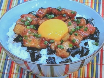 【ノンストップ】ランチもがっつり！豚バラコロコロ丼のレシピ・三ツ星シュフの食ナビ