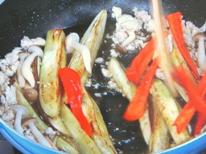 ナスと鶏ひき肉のエスニック炒め