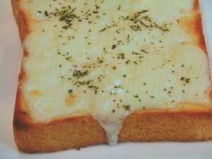 定番食パンでトロトロチーズトースト
