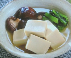 高野豆腐と青菜、きのこの煮物