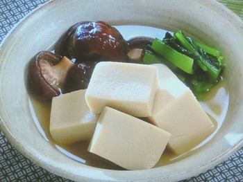 【きょうの料理ビギナーズ】高野豆腐と青菜、きのこの煮物のレシピ・大庭英子
