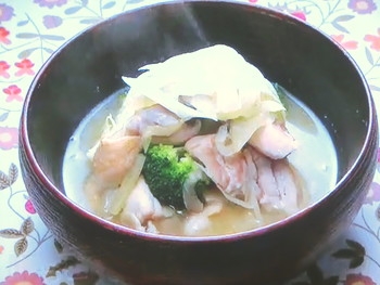 【ZIP！速水もこみちのMOCO''Sキッチン】もこみち流　鶏肉と玉ねぎのスープのレシピ・速水もこみち