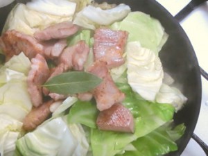 キャベツと豚肉の蒸し煮