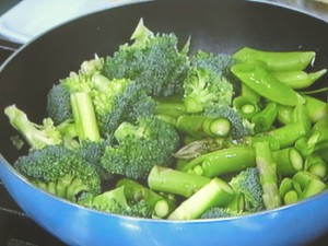緑の野菜の蒸し炒め