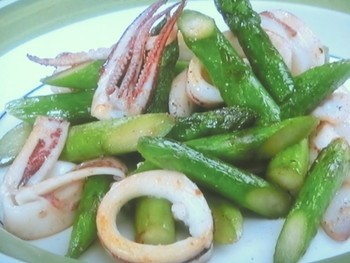 【きょうの料理ビギナーズ】アスパラとやりいかの黒こしょう炒めのレシピ・河野雅子
