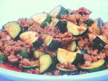 【ノンストップ】ズッキーニと挽き肉のエスニック中華炒めのレシピ・三ツ星シュフの食ナビ