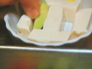 アボカドと豆腐のジェノベーゼソースチーズ焼き