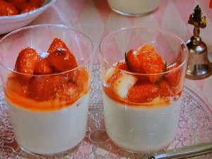 【キューピー３分クッキング】ミルクゼリー ローズマリーいちごソースのレシピ・坂田阿希子