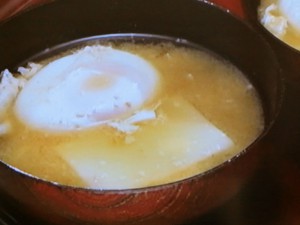 お餅と落とし卵の味噌汁