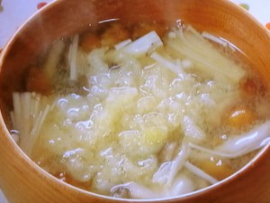 【きょうの料理ビギナーズ】きのこと揚げ玉のみそ汁のレシピ・河野雅子