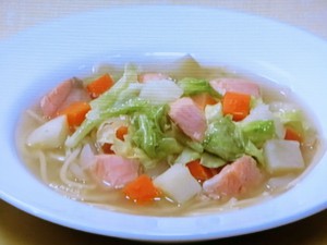 塩ざけとたっぷり野菜のスープパスタ