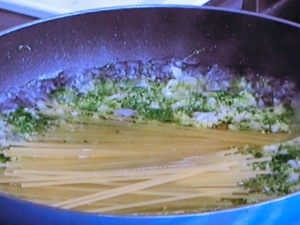 ブロッコリーとソーセージの簡単煮込みパスタ