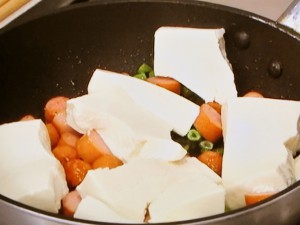 豆腐とソーセージのフライパンオムレツ