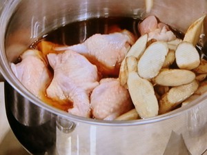 鶏手羽元とごぼうのさっぱり煮