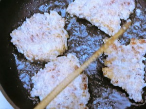 鶏ひき肉とピーマンの塩炒め
