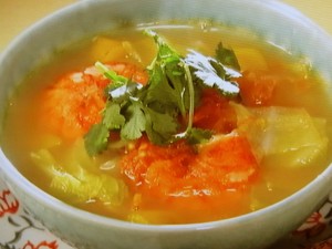 【きょうの料理ビギナーズ】えびと春キャベツのピリ辛スープのレシピ・関岡弘美