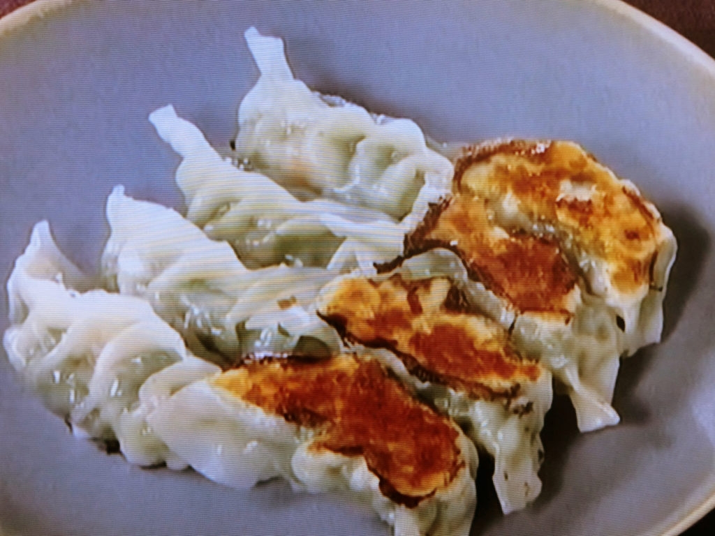 【きょうの料理ビギナーズ】えび、パクチー、レモンの焼きギョーザのレシピ・菰田欣也