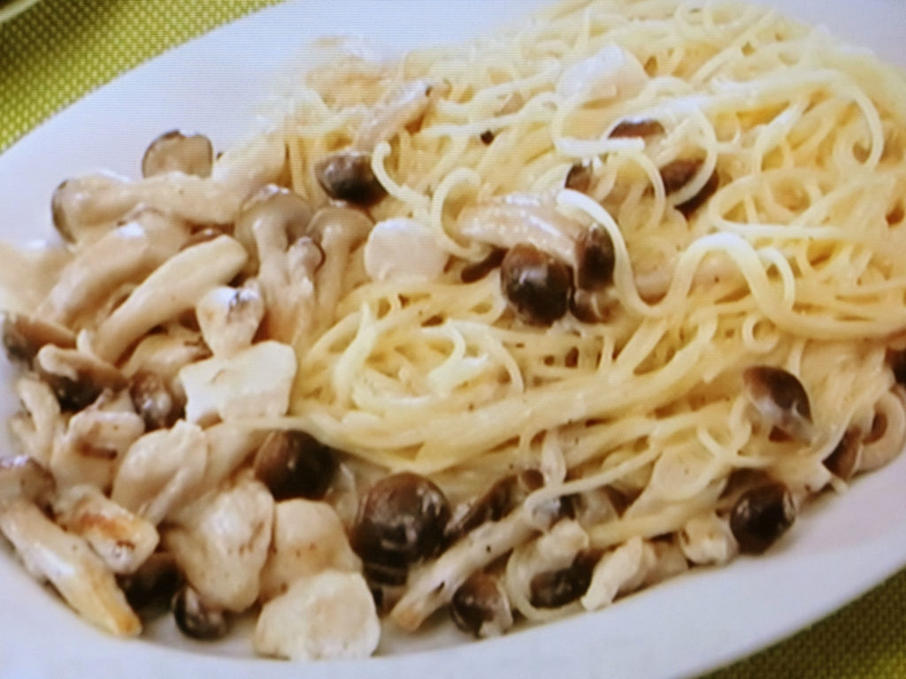 【おかずのクッキング】しめじと鶏むね肉のホワイトソースパスタのレシピ・土井善晴