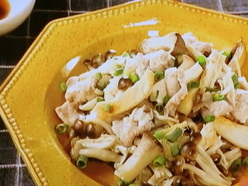 【きょうの料理ビギナーズ】山盛りきのこのフライパン蒸しのレシピ