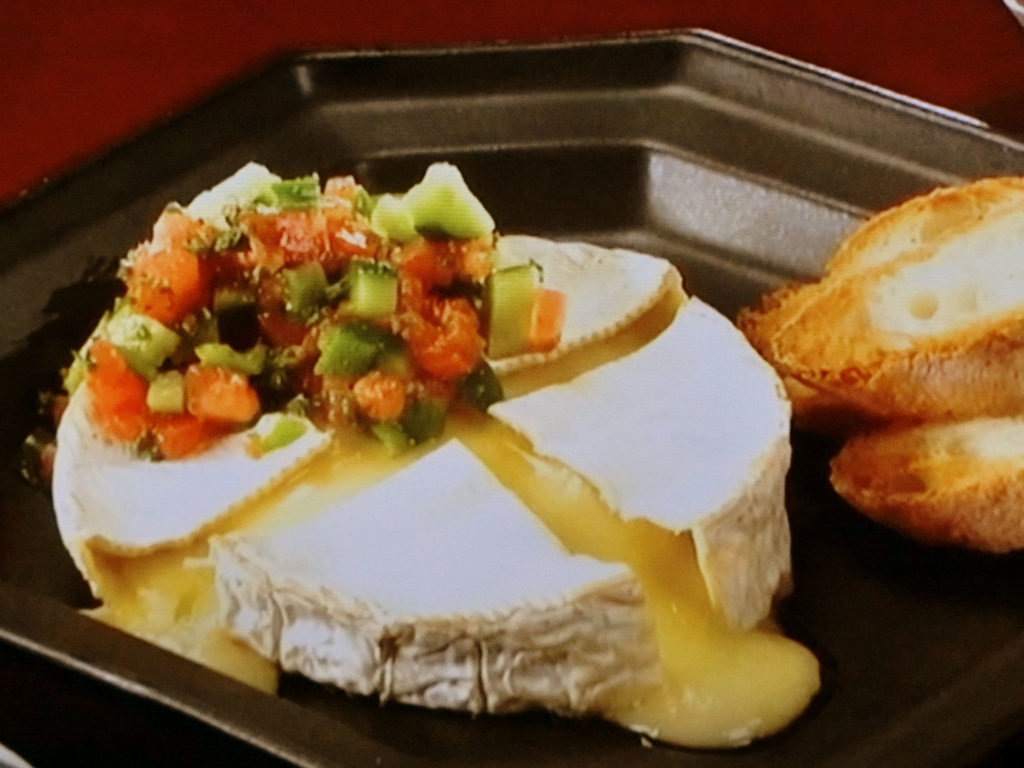 【きょうの料理ビギナーズ】焼きカマンベールのサラダのレシピ