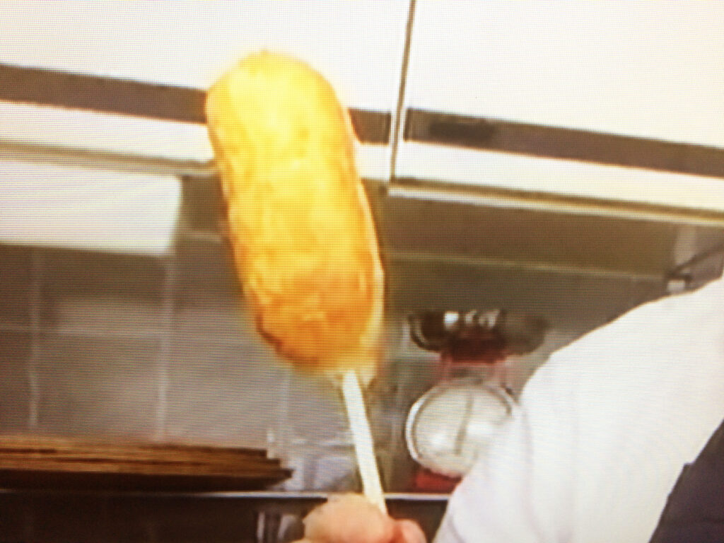 【クイズとくもり】チーズが伸びる！“なんちゃって”チーズハットグのレシピ・クイズとくもり・ジョー