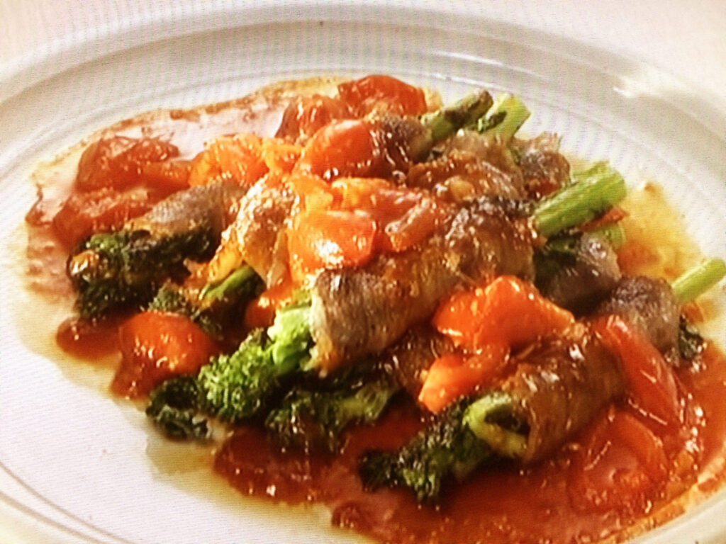 【おかずのクッキング】菜の花の豚肉巻き焼き トマトのチリソースのレシピ・コウケンテツ