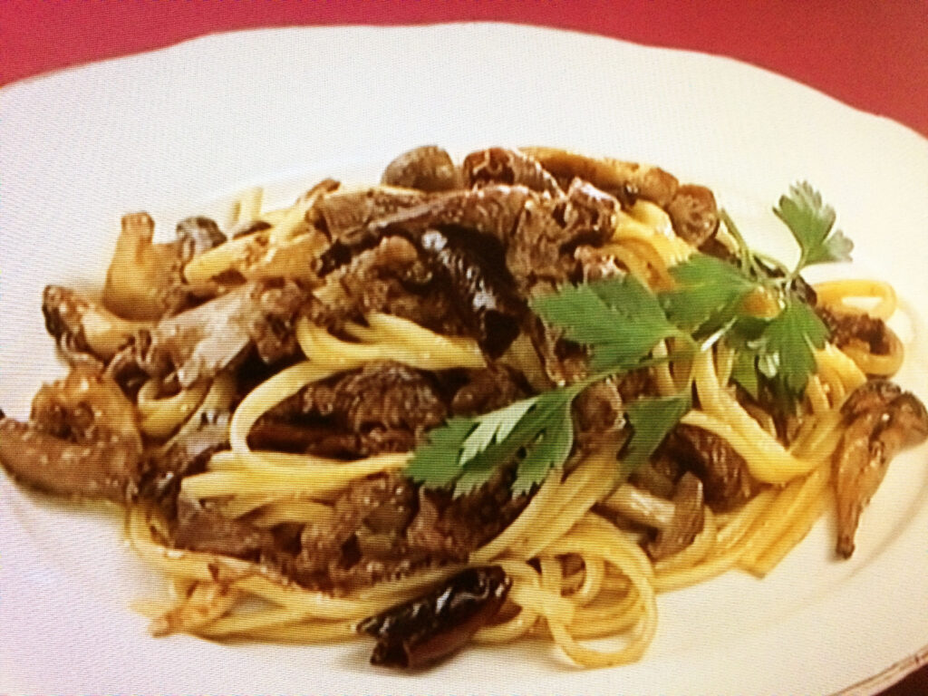 【おかずのクッキング】きのこたっぷりハッシュ・ド・ビーフ風パスタのレシピ・真藤舞衣子