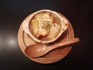 ひるまえほっとのレシピ・たまねぎの甘みたっぷり！バゲットスープ