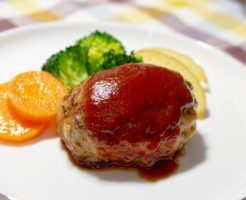 ウワサノお客さまのレシピ・カリカリチーズの鮭ハンバーグ～スイートチリソース
