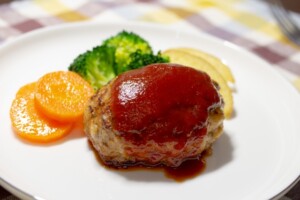 ウワサノお客さまのレシピ・カリカリチーズの鮭ハンバーグ～スイートチリソース