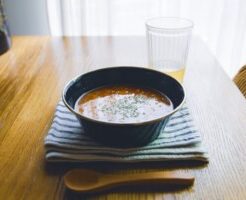 男子ごはんのレシピ・セロリとベーコンの黒酢スープ