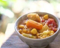 スロイジのレシピ・夏野菜とチキンの食べるスープサラダ