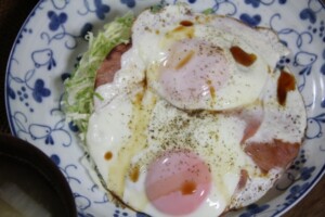 家事ヤロウのレシピ・ハムエッグ丼