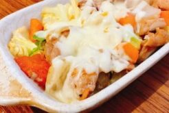 男子ごはんのレシピ・鶏とトマトの炙りチーズ丼