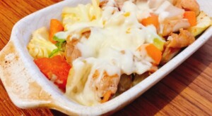 男子ごはんのレシピ・鶏とトマトの炙りチーズ丼