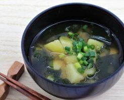 クックルンのレシピ・わかめとじゃがいものみそ汁