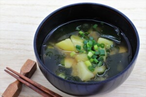 クックルンのレシピ・わかめとじゃがいものみそ汁