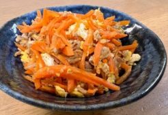 どさんこワイド179のレシピ・鶏肉とニンジンのピリ辛炒め