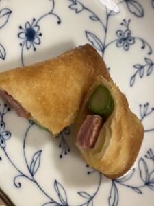 男子ごはんのレシピ・スナップえんどうのワンタン焼き
