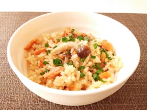 ウワサのお客さまのレシピ・鮭ときのこの混ぜご飯