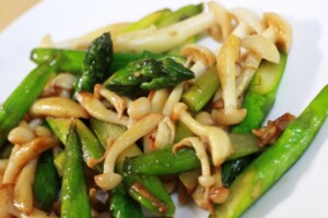 どさんこワイド179のレシピ・アスパラとキノコの胡麻炒め