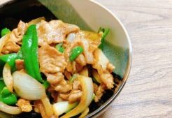キューピー3分クッキングのレシピ・豚バラと新玉の甘みそ炒め